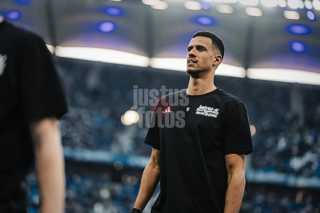 Fußball | Männer | Saison 2024/2025 | 2. Fußball-Bundesliga | 27. Spieltag | Hamburger SV vs. SV 07 Elversberg | 28.03.2025 | Robert Glatzel (#9, HSV) nach dem Aufwärmen mit einem Tshirt mit der Aufschrift Alle Gemeinsam und Nicht Alleine