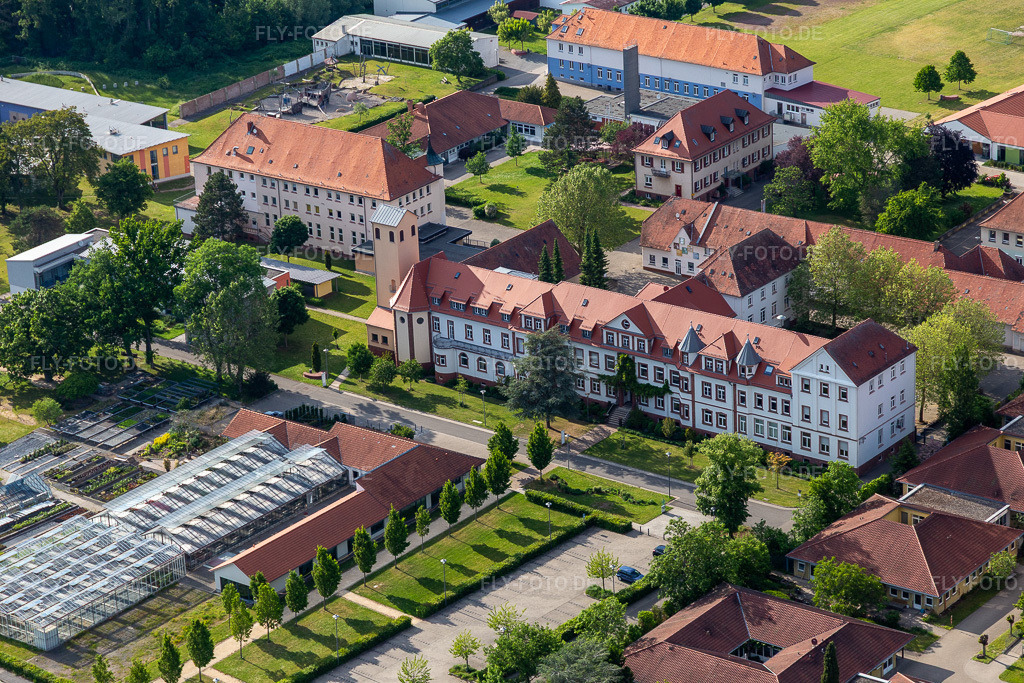 Luftbild: Caritas Förderzentrum St. Laurentius und Paulus und des Jugendwerk St. Josef im Ortsteil Queichheim in Landau in der Pfalz im Bundesland Rheinland-Pfalz in Deutschland. Foto: IMG_126963.jpg vom 02.06.2021 durch Werner Riehm/FLY-FOTO.de