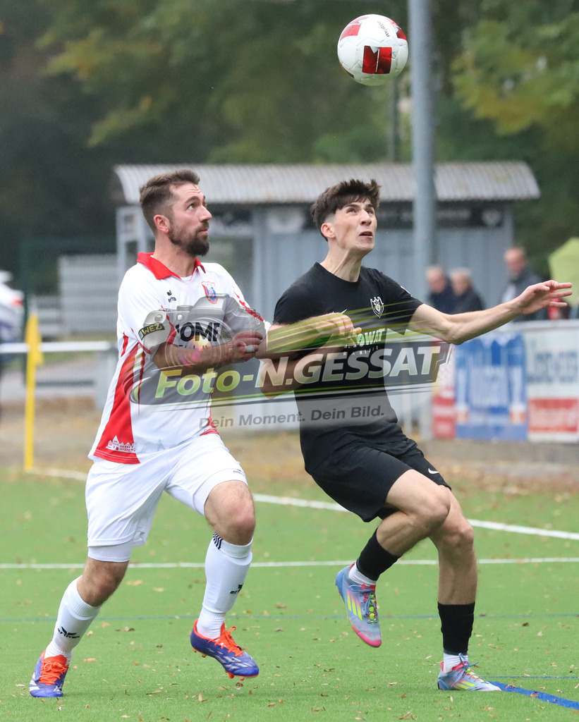 BV 21 Stift-Quernheim - Union Minden | Auf dem Bild zu sehen: schwarz BV 21 Stift-Quernheim: Kristian Warkentin ; weiß Union Minden: Christopher SchwarzerBV 21 Stift-Quernheim, Union Minden, Saison 25/26, Bezirksliga, Stift-Quernheim, Deutschland - Realisiert mit Pictrs.com