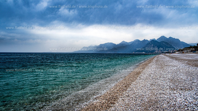 Strandlinie Konyaalti Strand Antalya | Panoramafoto von Antalyas Strand Konyaalti mit Blick aufs Beydağları Gebirge