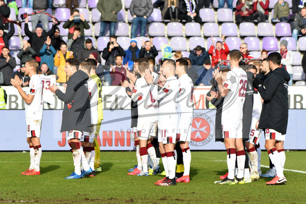 20200208_OSNFCN_0118 | Fußball, Herren: . Die Spieler vom 1. FC Nuernberg Schlussjubel, jubeln nach dem 0:1 Sieg waehrend des Spiels der 2. Bundesliga zwischen VfL Osnabrueck und 1. FC Nuernberg im Stadion an der Bremer Bruecke am 08.02.2020 in Osnabrueck, Deutschland.DFB / DFL REGULATIONS PROHIBIT ANY USE OF PHOTOGRAPHS AS IMAGE SEQUENCES AND/OR QUASI-VIDEO. - Realisiert mit Pictrs.com