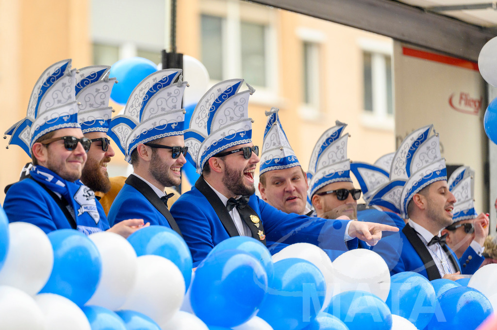 _DWA2574 | Trotz Nieselregen schlängelte sich der „Gaudiwurm“ am Sonntag durch die Nürnberger Innenstadt an tausenden Faschingsfans vorbei.  Nürnberg, 11.02.2024 - Realisiert mit Pictrs.com