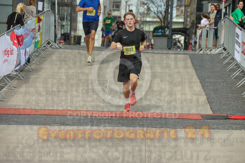 250920_1323_EX1_4277 | Sportfotografie im Rhein-Sieg Kreis, Köln, Bonn, NRW, Rheinland Pfalz, Hessen, etc. Unser Tätigkeitsfeld umfasst den Laufsport vom Volkslauf über den Marathon, Duathlon, Triathon bis zum Ultralauf wie Kölnpfad Ultra oder Schindertrail.