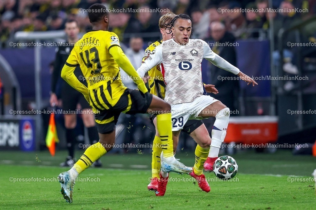 UCL04032501029 | 04.03.2025, Fußball, UEFA Champions League, Borussia Dortmund - OSC Lille, Signal Iduna Park, Runde der 16, Saison 2024 2025: Jamie Gittens (BVB #43) im Zweikampf gegen Ethan Mbappe (LOSC Lille #29)