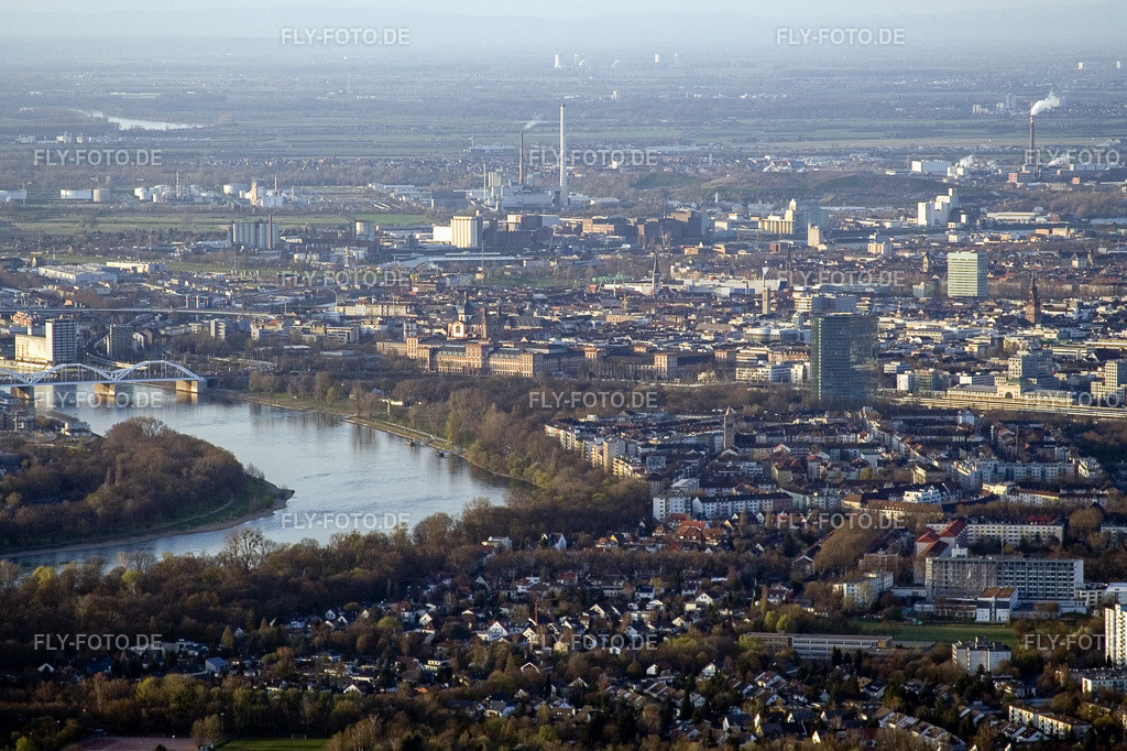 Ortschaft an den Fluss- Uferbereichen des Rhein | Luftbild: Ortschaft an den Fluss- Uferbereichen des Rhein im Ortsteil Lindenhof in Mannheim im Bundesland Baden-Württemberg in Deutschland. Foto: IMG_10130.jpg vom 29.03.2008 durch Werner Riehm/FLY-FOTO.de - Realisiert mit Pictrs.com