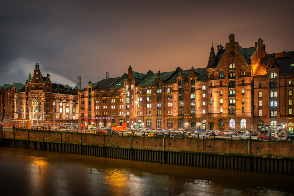 hamburg speicherstadt bei nacht bild auf leinwand acrylglas poster | Kaufen Sie Hamburg Bilder und Hamburg Fotos auf Leinwand, Acrylglas, Alu-Dibond, oder als Poster in Hamburgs großer Onlinegalerie. Elbphilharmonie Bilder, Hamburger Hafen, Speicherstadt, Alster und viel mehr.