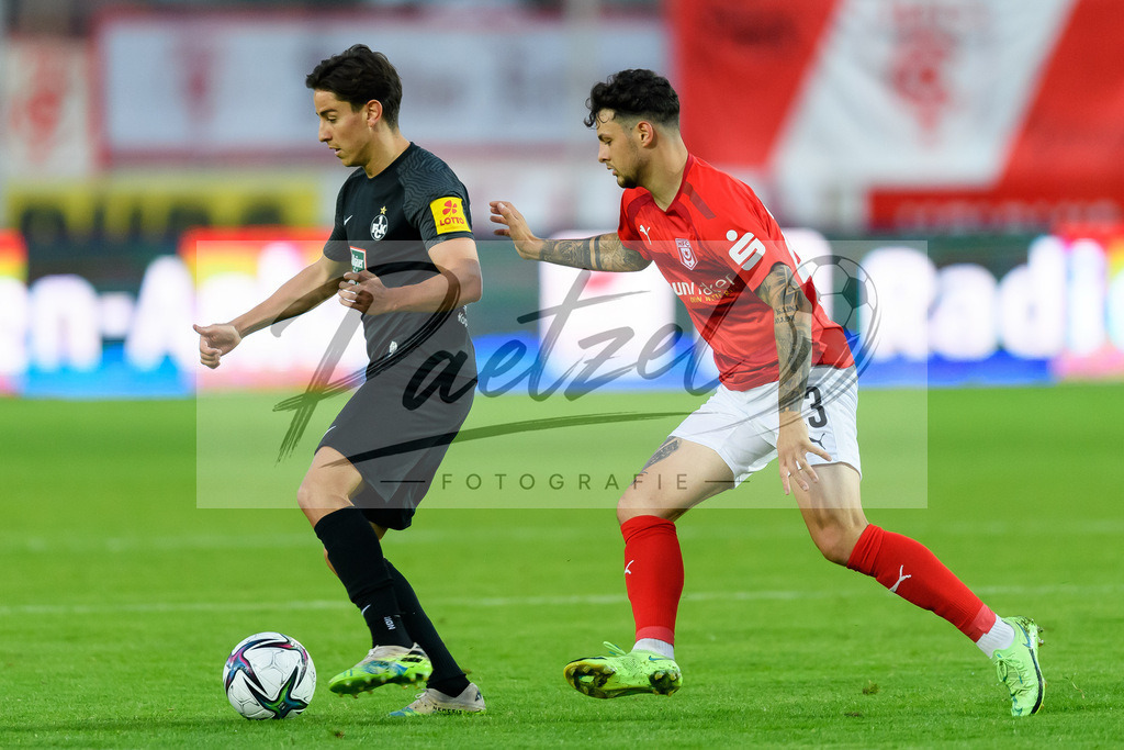 HFCFCK20210824_053 | Fussball, Herren: Nicolas Sessa (1. FC Kaiserslautern) und Niklas Kastenhofer (Hallescher FC) im Zweikampf beim Spiel der 3. Liga zwischen Hallescher FC und 1. FC Kaiserslautern im Leuna-Chemie-Stadion am 24.08.2021 in Halle (Saale), Deutschland. - Realisiert mit Pictrs.com