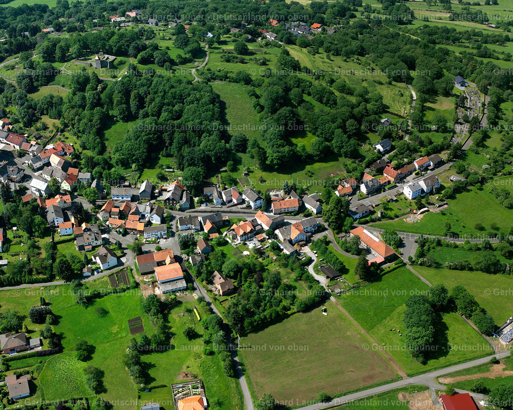 2614726 | ULRICHSTEIN 09.06.2006 Landwirtschaftliche Nutzflächen und Feldgrenzen  umsäumen das Siedlungsgebiet des Dorfes in Ulrichstein im Bundesland Hessen, Deutschland // Agricultural land and field boundaries surround the settlement area of the village  in Ulrichstein in the state Hesse, Germany Foto: Gerhard Launer