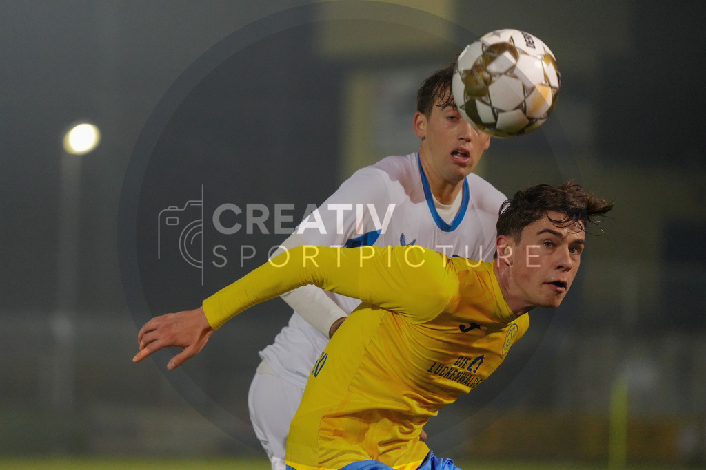 Fußball, Herren, Saison 2025/2026, Regionalliga Nordost, 15. Spieltag, FSV 63 Luckenwalde vs. Hertha BSC II, Freitag 07.11.2025, Werner-Seelenbinder-Stadion Luckenwalde, | Fußball, Herren, Saison 2025/2026, Regionalliga Nordost, 15. Spieltag, FSV 63 Luckenwalde vs. Hertha BSC II, Freitag 07.11.2025, Werner-Seelenbinder-Stadion Luckenwalde, Im Bild: Tim Hoffmann (l. Hertha) und Tim Maciejewski (r. Luckenwalde) - Realisiert mit Pictrs.com