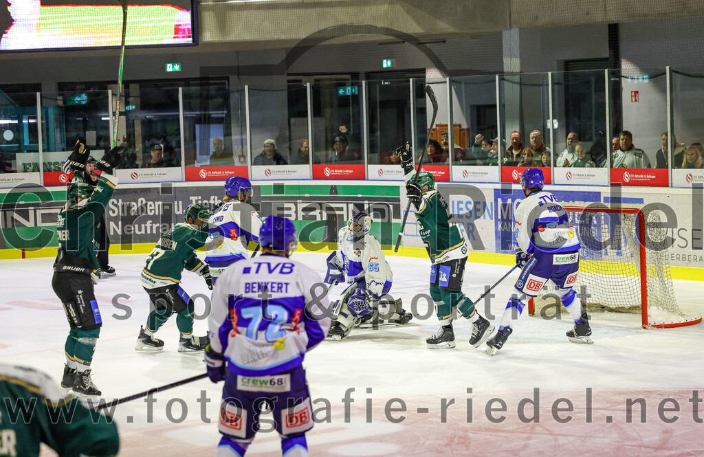 2025-09-26_073_TSV_Erding_gegen_SC_Riessersee | Erding, Deutschland, 26.09.2025:Eishockey, Oberliga Süd 2025 / 2026, 3. Spieltag, TSV Erding gegen SC Riessersee, Endergebnis: 3:5Mark Waldhausen (Erding Gladiators, #27), Torwart Patrik Mühlberger (SC Riessersee, #65), Philipp Michl (Erding Gladiators, #77), Jesse Roach (SC Riessersee, #74)Foto: Christian Riedel / fotografie-riedel.net
