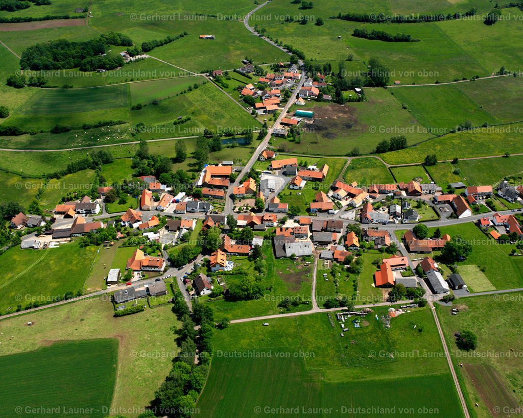 2615347 | SALZ 09.06.2006 Landwirtschaftliche Nutzflächen und Feldgrenzen  umsäumen das Siedlungsgebiet des Dorfes in Salz im Bundesland Hessen, Deutschland // Agricultural land and field boundaries surround the settlement area of the village  in Salz in the state Hesse, Germany Foto: Gerhard Launer