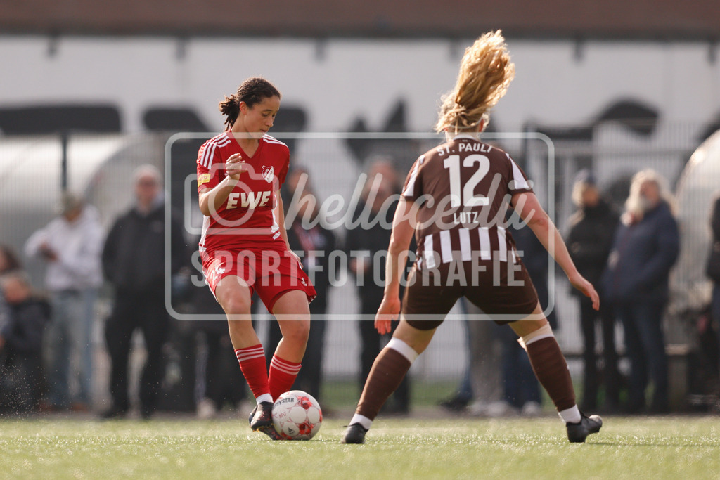 Fußball I Frauen I Saison 2025-2026 I Regionalliga Nord I 15. Spieltag I St. Pauli - SpVg Aurich-84 | Marie Okoroh (24, SpVg Aurich) passt den Ball zur Mitspielerin - Realisiert mit Pictrs.com