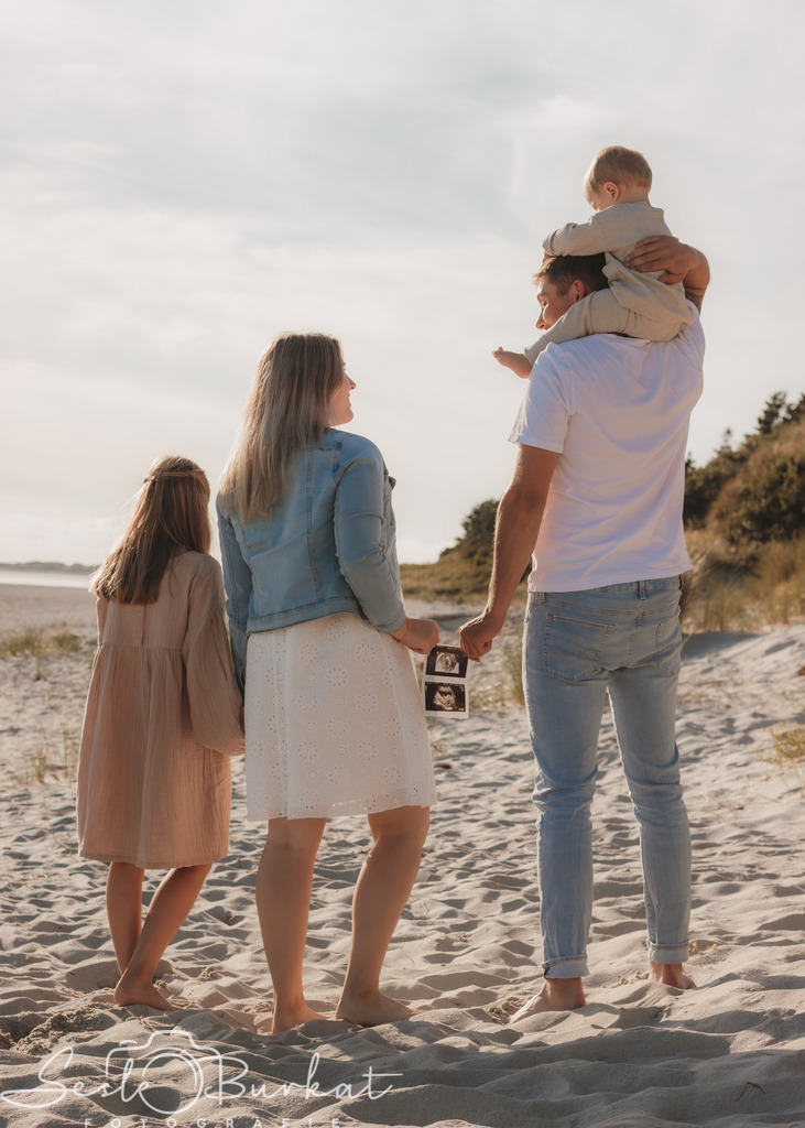 20250906-IMG_8109-2 | Authentische, natürliche und emotionale Fotoshootings auf der Nordseeinsel Föhr. Als Fotografin halte ich deine schönsten Momente in einzigartigen Neugeborenen-, Familien-, Paar- und Einzelshootings fest. Jetzt einen Termin vereinbaren!