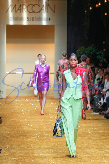 310823Ho4925 | Model auf dem Laufsteg - 50 Jahre Marc Cain

Jubilaeums- Fashion Show zum 50 jaehrigen Firmenjubilaeum am Stammsitz mit Geschaeftspartnern und Promis. 

Deutschland, Bodelshausen, Europapark, 31.08.2023