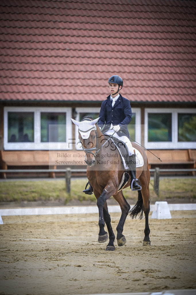 DOS_1940 | Entdecke hochwertige Reitturnierfotos von Foto Oger. Professionell, emotional und authentisch – jetzt Lieblingsmomente im Shop bestellen.Deutschlandweite Turnierfotografie. - Realisiert mit Pictrs.com