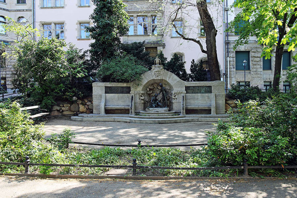Foto: Leipzig - Märchenbrunnen | Das Team hinter BILDLEXIKON LEIPZIG bündelt historische wie aktuelle Informationen über die Stadt Leipzig in Text und Bild auf einer Plattform und stellt diese der interessierten Öffentlichkeit zur Verfügung.