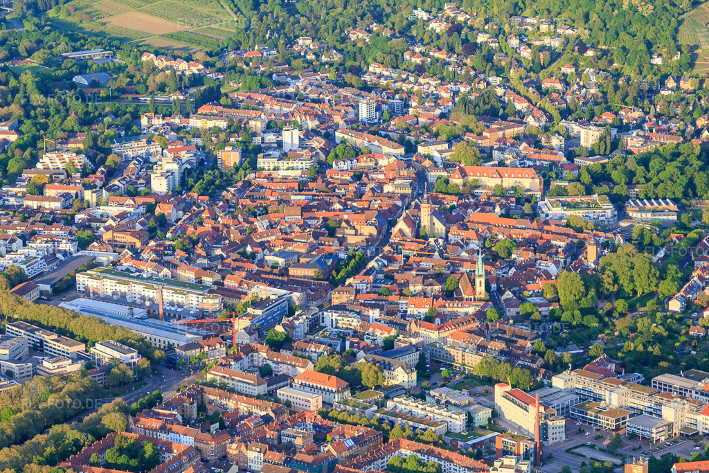 Luftbild: Altstadtansicht von Südwesten im Ortsteil Durlach in Karlsruhe im Bundesland Baden-Württemberg in Deutschland. Foto: IMG_099565.jpg vom 21.05.2017 durch Werner Riehm/FLY-FOTO.de