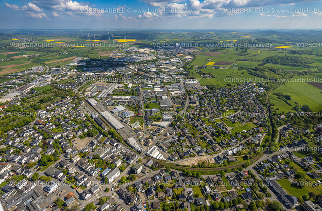 Brilon240503421 | Luftbild, Ortsansicht mit Gewerbegebiet südlich und nördlich der Bundesstraße B7, Bahnlinie, Keffelker Straße bis Egger Holzwerkstoffe Brilon GmbH, Brilon, Sauerland, Nordrhein-Westfalen, Deutschland