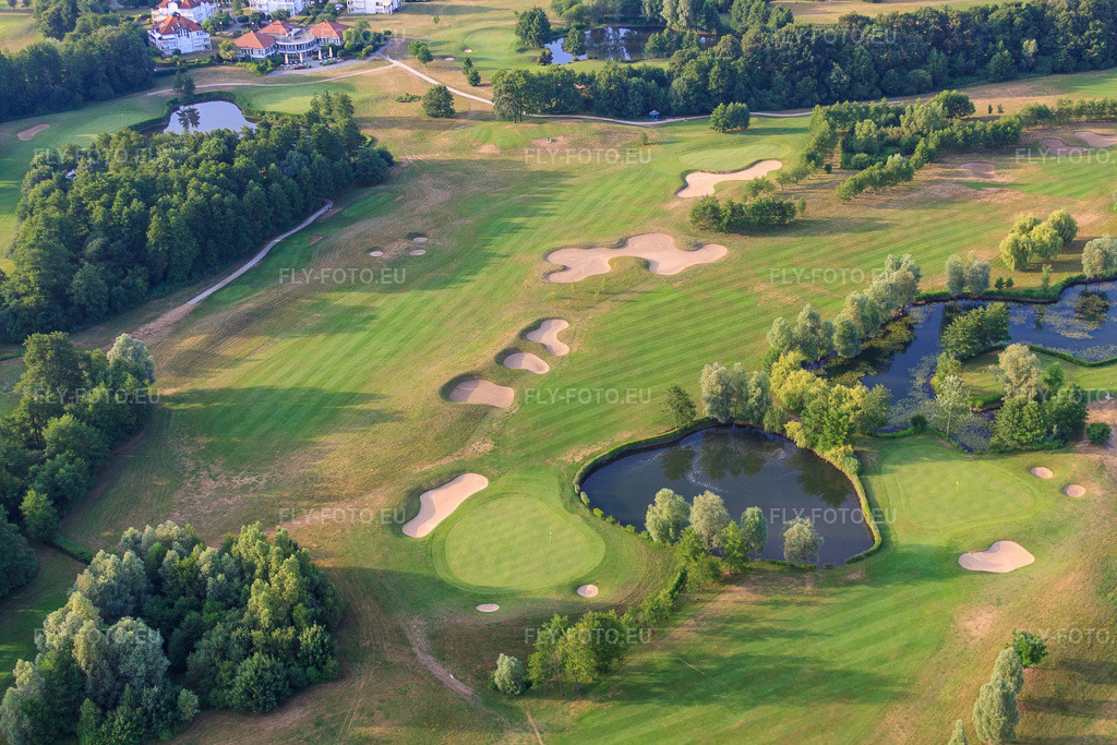 Vue aérienne: Étangs et greens du club de golf de Baden-Baden Soufflenheim à Soufflenheim dans le département Bas Rhin, France – .Photo: IMG_30538.jpg prise le 09/07/2010 par Werner Riehm/FLY-FOTO.eu – Résolution de l'original: 4752 x 3168 px