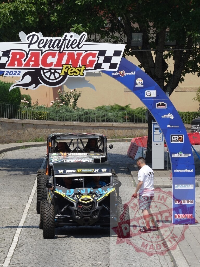 Buggy participating in Penafiel Racing Fest 2022 | Buggy passing under the inflatable portal of Penafiel Racing Fest 2022 - Realisiert mit Pictrs.com