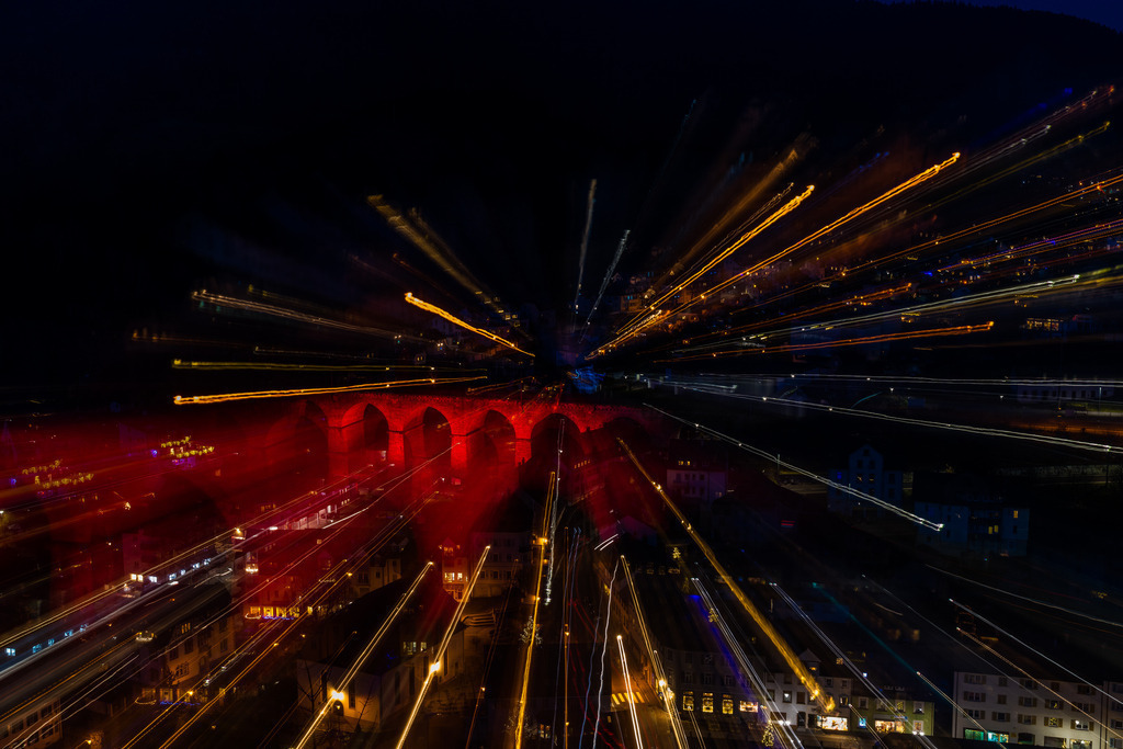 Das Hornberger Viadukt | Das beleuchtete Hornberger Viadukt, mit Zoom während der Langzeitbelichtung - Realisiert mit Pictrs.com