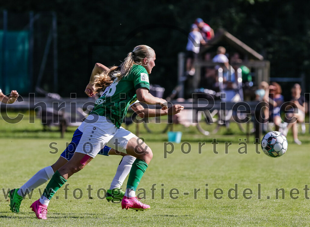 2023-09-16_081_FC_Forstern_gegen_VfL_Sindelfingen_Ladies_I | Forstern, Deutschland, 16.09.2023:
Fußball, B-Juniorinnen-Bundesliga Süd 2023 / 2024, 2. Spieltag, FC Forstern gegen VfL Sindelfingen Ladies I, Endergebnis: 4:1

Teresa Frizberg (FC Forstern, #28)

Foto: Christian Riedel / fotografie-riedel.net