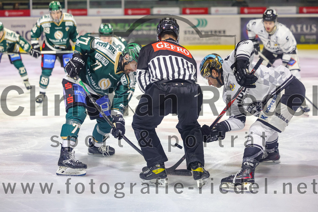 2025-11-25_024_TSV_Erding_gegen_EHF_Passau_Black_Hawks | Erding, Deutschland, 25.11.2025:Eishockey, Oberliga Süd 2025 / 2026, 20. Spieltag, TSV Erding gegen EHF Passau Black Hawks, Endergebnis: 2:3 n.V.Philipp Michl (Erding Gladiators, #77), Brendan Harrogate (EHF Passau Black Hawks, #61)Foto: Christian Riedel / fotografie-riedel.net