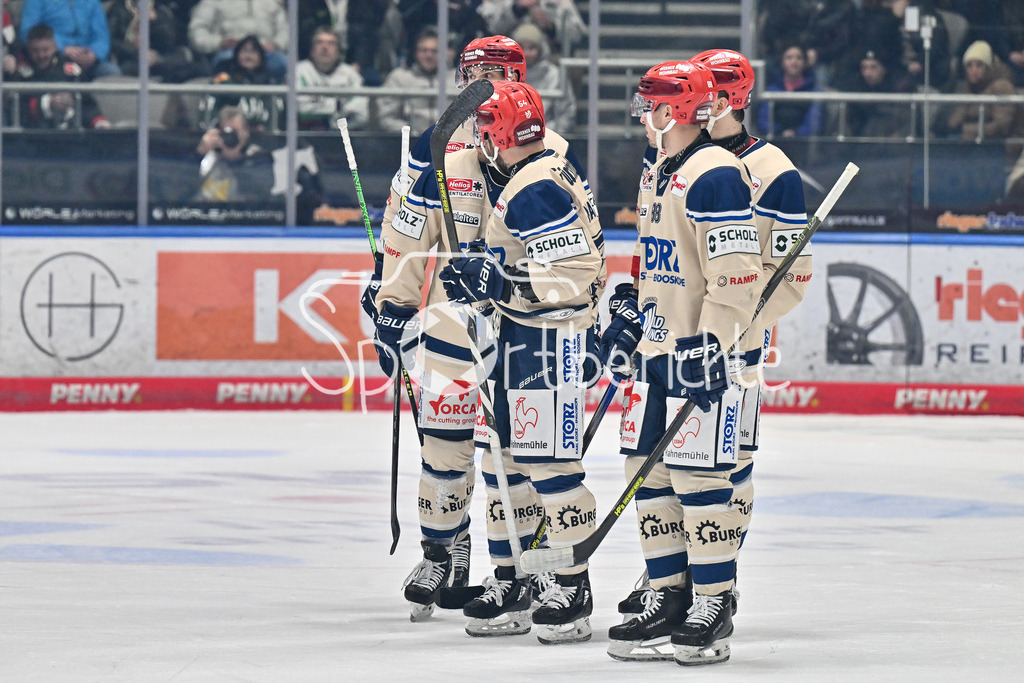 Augsburger Panther - Schwenninger Wild Wings | Jubel der Gaeste nach dem Treffer zum 0-2 durch Benjamin MARSHALL (Schwenninger Wild Wings 54) / Happy / Tor / Freude / torschuetze / DEL: Augsburger Panther - Schwenninger Wild Wings, Curt Frenzel Stadion am 24.01.2025