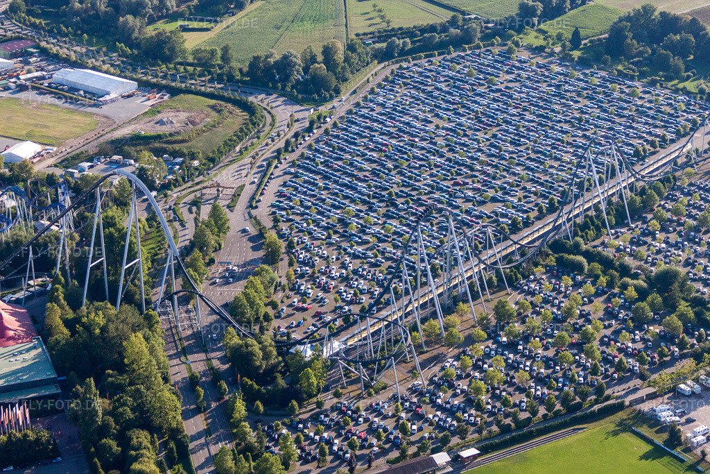 Luftbild: Parkplatz und Achterbahn des Freizeitzentrum - Vergnügungspark Europa-Park in Rust im Bundesland Baden-Württemberg in Deutschland. Foto: IMG_59465.jpg vom 16.08.2013 durch Werner Riehm/FLY-FOTO.de