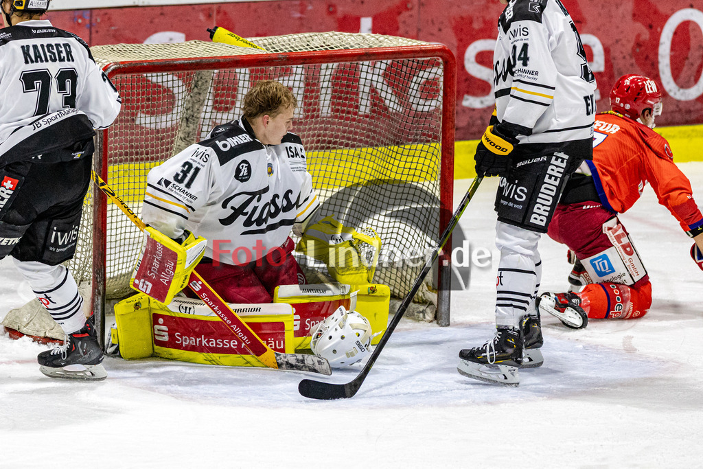 EC Peiting vs EV Füssen | Eishockey Oberliga Süd 2023/2024, EC Peiting vs EV Füssen,
Torward Rihards BABULIS (EVF Goali 31) verliert Maske bei Torschuss,
2023-10-29 in Peiting (Eisstadion)
31 Rihards BABULIS (EVF Goali 31)
Copyright: WolfgangxLindner sportworld