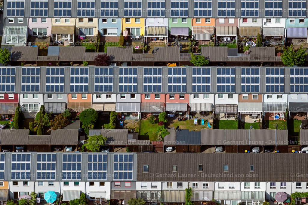 4030127 | BREMEN 01.06.2020 Solarpanele einer PV Photovoltaik- Anlage auf dem Dach eines Wohngebietes einer Reihenhaus- Siedlung an der an der Ernst-Waldau-Straße im Ortsteil Ohlenhof in Bremen, Deutschland. // Solar panels of a PV photovoltaic system on the roof of a residential area of a??a??a row house settlement on Ernst-Waldau-Strasse in the district Ohlenhof in Bremen, Germany. Foto: Gerhard Launer
