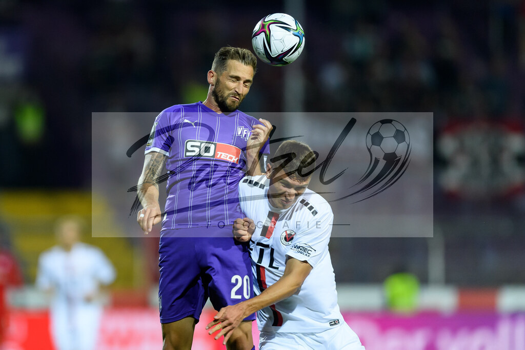 OSNVKO20210906_27 | Fussball, Herren: Marc Heider (VfL Osnabrueck) und Christoph Greger (FC Viktoria Koeln) im Zweikampf beim Spiel der 3. Liga zwischen VfL Osnabrueck und FC Viktoria Koeln im Stadion an der Bremer Bruecke am 06.09.2021 in Osnabrueck, Deutschland.DFB / DFL REGULATIONS PROHIBIT ANY USE OF PHOTOGRAPHS AS IMAGE SEQUENCES AND/OR QUASI-VIDEO. - Realisiert mit Pictrs.com