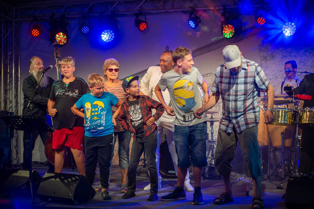 Summ Summ Salsa | Kinderkonzert Summ Summ Salsa mit Klazz Brothers & Cuba Percussion im Forte Belvedere Leisnig zum Festival Hallo Leisnig 2022. - Realisiert mit Pictrs.com