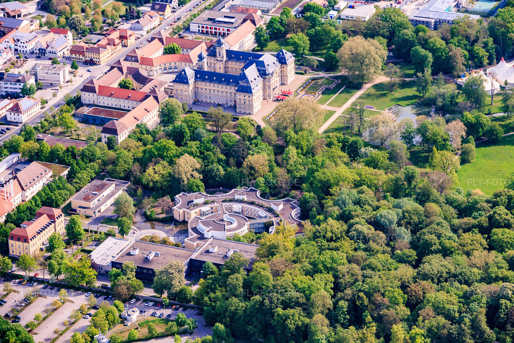 Luftbild: Krankenhaus für Psychiatrie, Psychotherapie und Psychosomatische Medizin Schloss Werneck und Orthopädisches Krankenhaus Schloss Werneck in Werneck im Bundesland Bayern in Deutschland.Foto: IMG_156141.jpg vom 03.05.2026 durch Werner Riehm/FLY-FOTO.deAuflösung des Originals: 6000 x 4000 pxPsychiatrie Werneck, Psychiatrie WerneckMRT-Kompetenzzentrum Schloss Werneck – Prof. Dr. med. Knut EberhardtWWW.KNIE-HUEFT-OP.DE