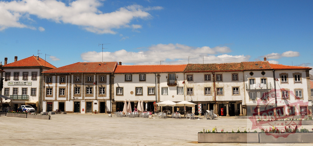 Largo da Oliveira historical center square Guimarães Portugal. Region Norte - Portugal | Largo da Oliveira square showcasing traditional architecture and outdoor cafes under a clear sky - Realisiert mit Pictrs.com