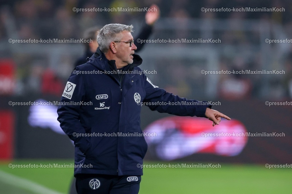 BVB13022601076 | 13.02.2026, Fußball, Borussia Dortmund - 1.FSV Mainz 05,, 1. Fußball Bundesliga, 22. Spieltag, Signal Iduna Park, Saison 2025 2026: Cheftrainer Urs Fischer (1.FSV Mainz05 #hc) gestikulierend am Spielfeldrand   DFB regulations prohibit any use of photographs as image sequences and or quasi-video.