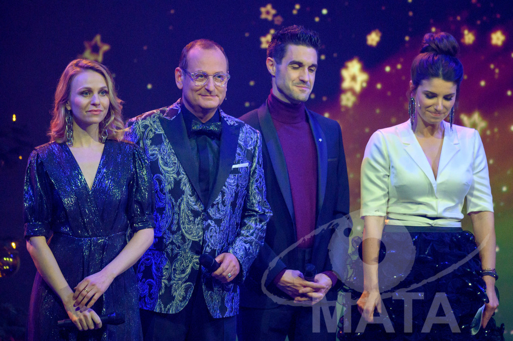 _DWA1444 | Teresa Rizos (Servus Baby),Volker Heißmann (Sternstunden-Gala, Fastnacht in Franken), Dominik Glöbl (Wirtshausmusikanten beim Hirzinger), Sandra Rieß (Sternstunden-Gala, BR24) bei '30 Jahre Sternstunden-Gala 2023' in der Frankenhalle. Nürnberg, 15.12.2023 - Realisiert mit Pictrs.com