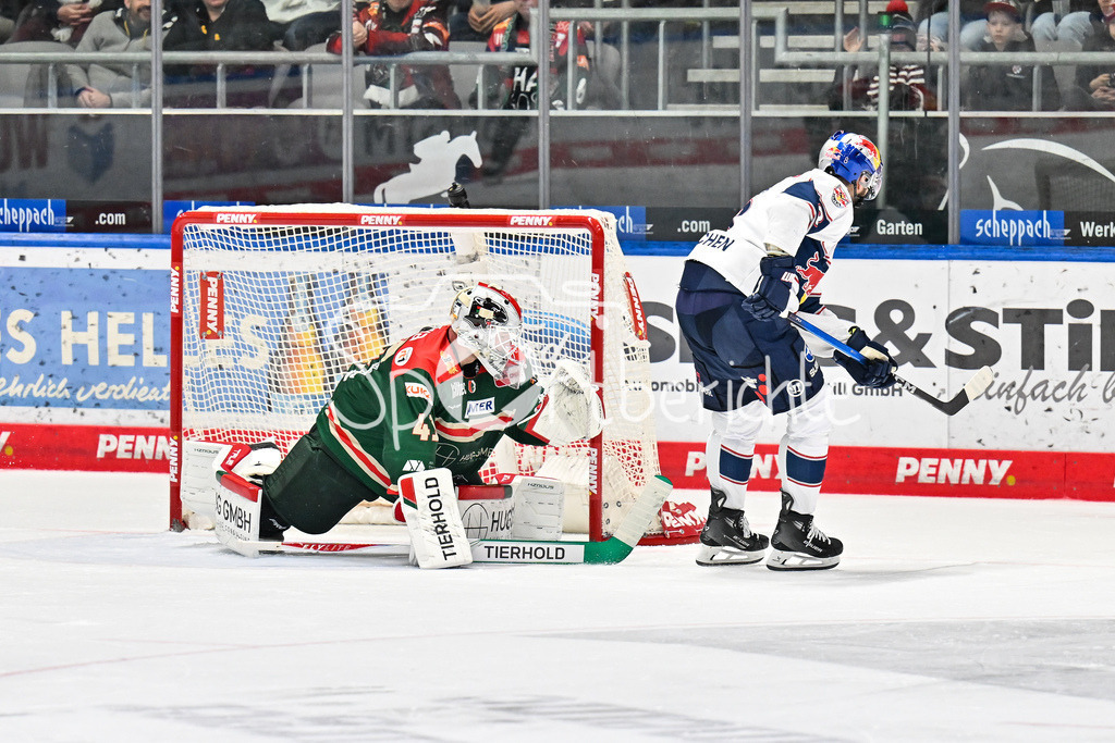 Augsburger Panther - EHC RB München | AUGSBURG, DEUTSCHLAND - 27. FEBRUAR: Tobias RIEDER (RB München 8) ist auf dem Weg zum 1-4 - Peyton JONES (Augsburger Panther 41) ist machtlos / Tor / Torschuetze / Freude / Happy während dem Match zwischen den Augsburger Panthern und dem EHC RB München am 46. Spieltag der Penny DEL im Curt Frenzel Stadion