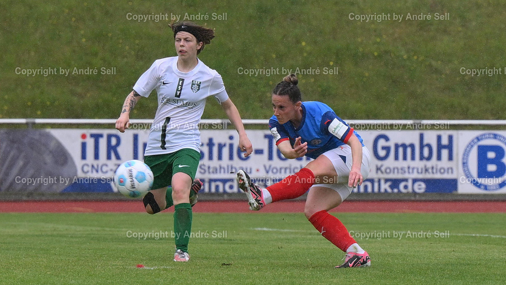 Eichholzer SV vs Holstein Kiel | Josephine Kalla (Eichholz #28) / Sandra Krohn (Holstein #16 scheitert mit ihrem Schuss an der Torfrau) / Fußball-Landespokal Finale Schleswig-Holstein Frauen 2024/2025 / Eichholzer SV vs Holstein Kiel / Eiderstadion / Büdelsdorf / 25.05.25 - Realisiert mit Pictrs.com