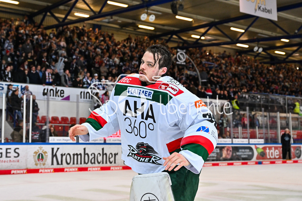Iserlohn Roosters - Augsburger Panther | Die Spieler der Panther feiern zusammen mit den Fans den Klassenerhalt in Iserlohn / Freude / Happy / Abstieg / Absteiger / DEL: Iserlohn Roosters - Augsburger Panther, Eissporthalle Iserlohn am 07.03.2025 /  Strauss MANN (Augsburger Panther #38)