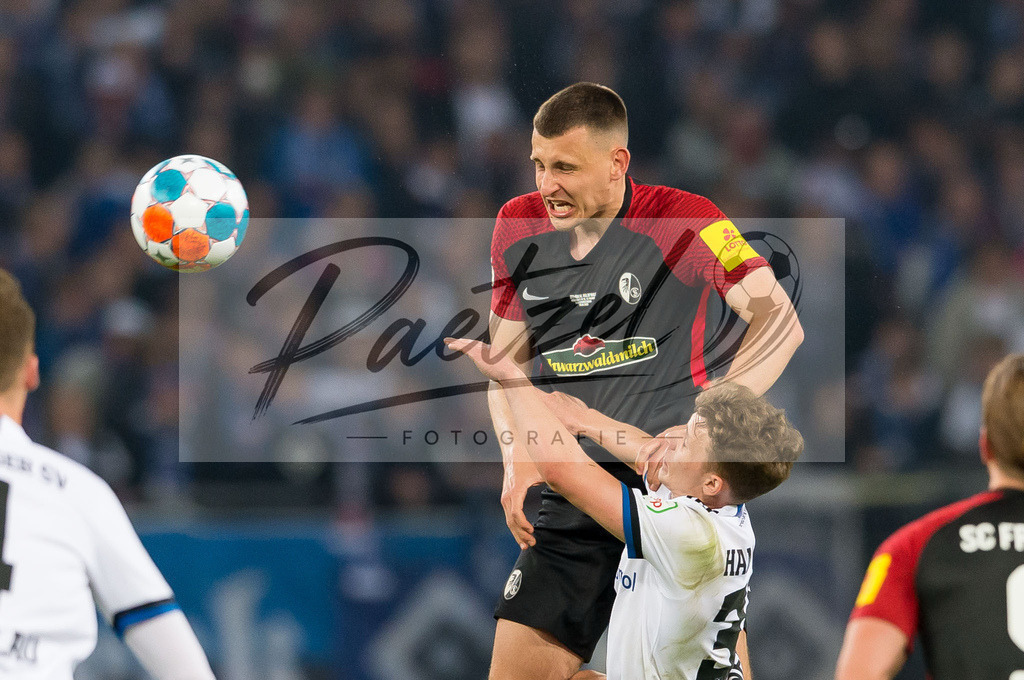 HSVSCF20220419_130 | Fussball, Herren: Maximilian Eggestein (SC Freiburg) und Anssi Suhonen (Hamburger SV) im Zweikampf beim DFB-Pokal-Halbfinalspiel zwischen Hamburger SV und SC Freiburg im Volksparkstadion am 19.04.2022 in Hamburg, Deutschland.DFB / DFL REGULATIONS PROHIBIT ANY USE OF PHOTOGRAPHS AS IMAGE SEQUENCES AND/OR QUASI-VIDEO. - Realisiert mit Pictrs.com