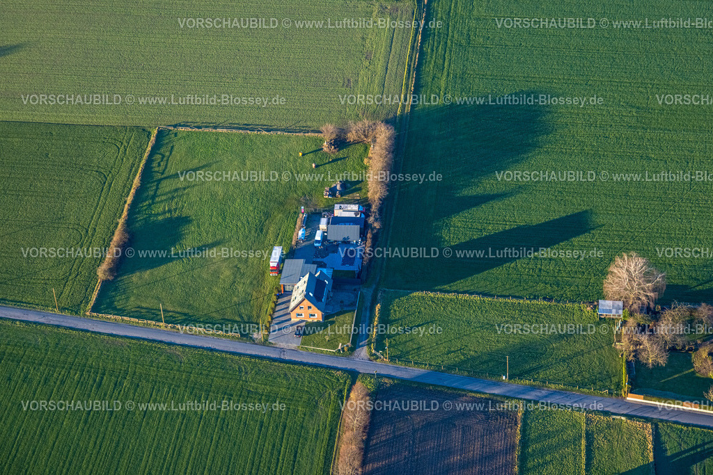 Bottrop230202167Kirchhellen | Luftbild, Wohnhaus und Firmengelände inmitten Wiesen an der Holthausener Straße, Kirchhellen-Nord-West, Bottrop, Ruhrgebiet, Nordrhein-Westfalen, Deutschland