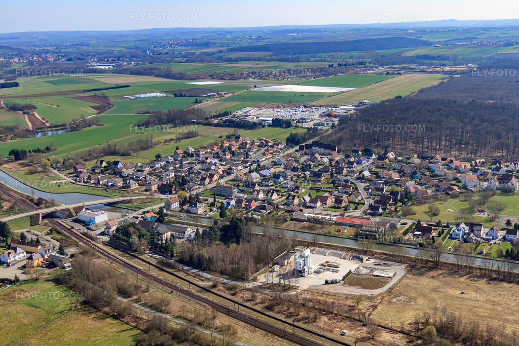 Aerial view: Train station and port de plaisance on the Canal de la Marne au Rhin in Steinbourg in the state Bas-Rhin, France. – Photo: IMG_38552.jpg taken on 03/20/2011 by Werner Riehm/FLY-FOTO.com – Resolution of the original: 4752 x 3168 px