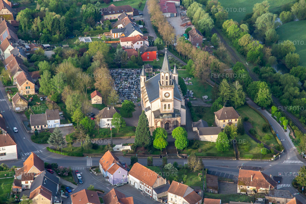 Luftbild: Église protestante in Herbitzheim im Bundesland Bas-Rhin in Frankreich. Foto: IMG_140547.jpg vom 01.05.2024 durch Werner Riehm/FLY-FOTO.de