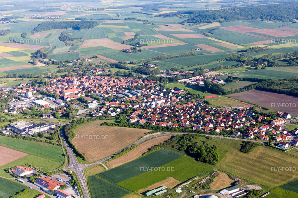 Dorf - Ansicht am Rande von landwirtschaftlichen Feldern und Nutzflächen | Luftbild: Dorf - Ansicht am Rande von landwirtschaftlichen Feldern und Nutzflächen in Stadtlauringen im Bundesland Bayern in Deutschland. Foto: IMG_100011.jpg vom 26.05.2017 durch Werner Riehm/FLY-FOTO.de - Realisiert mit Pictrs.com