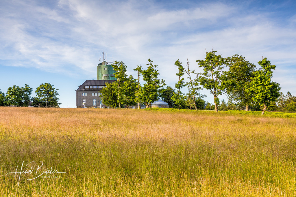 Astenturm mit Restaurant auf dem Kahlen Asten | Sommerzeit auf dem Kahlen Asten bei Winterberg - Realisiert mit Pictrs.com
