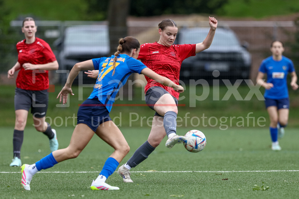 Fussball, Aufstiegsrunde Regionalliga Nord Frauen, FC Union 60 - SC Victoria Hamburg | v.li.: Finja Paape (SC Victoria Hamburg, 17) und Johanna Ellerhorst (FC Union 60 Bremen, 10) im Zweikampf, Duell, Dynamik, Aktion, Action, Spielszene