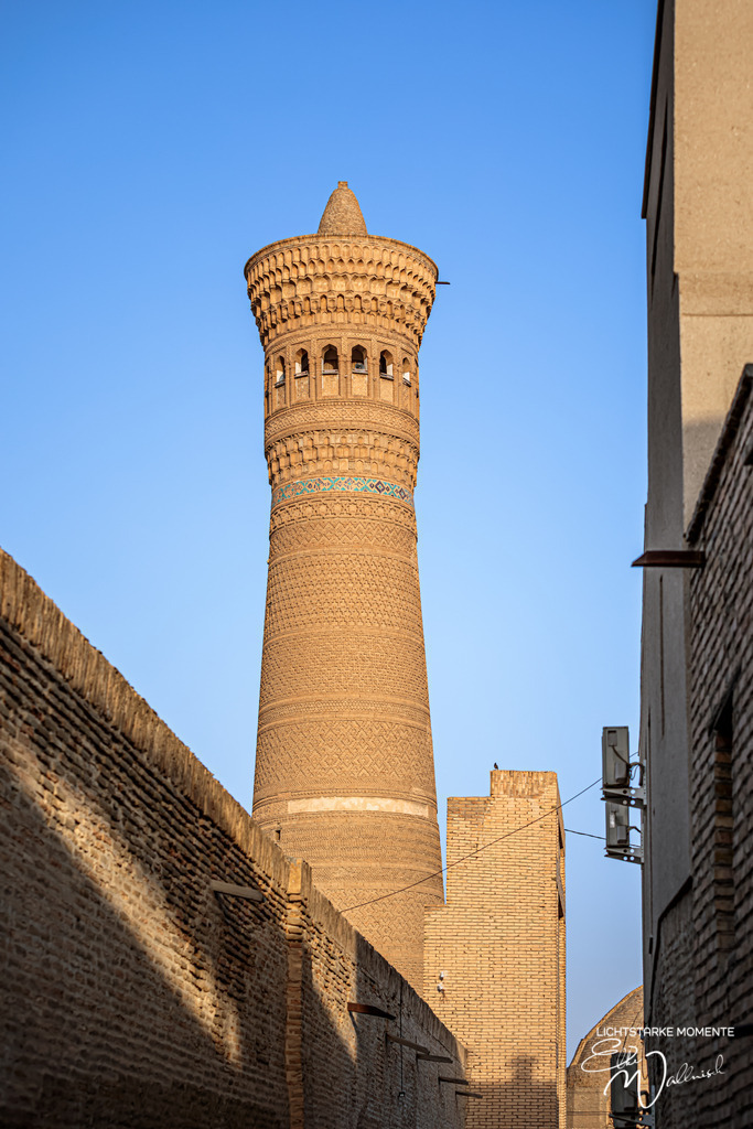 Kalon Moschee, Buchara  | Herzlich willkommen auf meiner Seite! Ich bin Elke Wallnisch, Deine Fotografin für lichtstarke Momente. Der Name steht für alles, was mich mit der Fotografie verbindet: Das Licht und seine machtvolle Wirkung auf eine Situation oder unsere Stimmung - Realisiert mit Pictrs.com