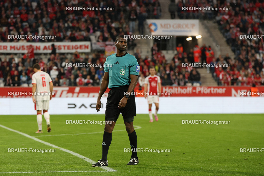 Rot-Weiss Essen - VFL Osnabrück | Essen, Deutschland, 17.09.2025 Assad Nouhoum (1. Offizieller) schautwährend des 3.Liga Spiels zwischen  Rot-Weiss Essen und VFL Osnabrück am 17.09.2025 im Stadion an der Hafenstraße in Essen. (Foto von Timo Bluhmki-Schmidt/Brauer Fotoagentur