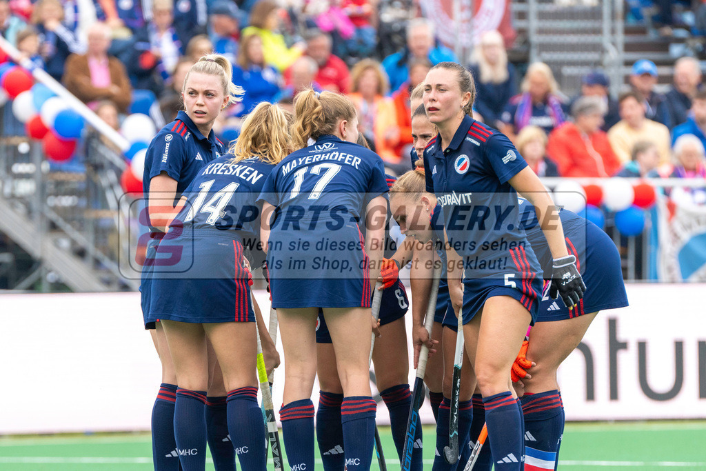 Final4_20240518-1250-0108 | Bonn, Deutschland, 18.05.2024: Aina Lilly Kresken (Mannheimer HC), Lisa Mayerhoefer (Mannheimer HC) in Aktion waehrend des Spiels der Deutsche Feldhockey-Meisterschaften 2024 zwischen Final 4 Damen Rot Weiss Köln - Mannheimer HC im Bonner THV am 18.05.2024 in Bonn, Deutschland. (Foto von Stephan Fehrmann)

Bonn, Germany, 18.05.2024: Aina Lilly Kresken (Mannheimer HC), Lisa Mayerhoefer (Mannheimer HC) in action during the game of Deutsche Feldhockey-Meisterschaften 2024 between Final 4 Damen Rot Weiss Köln - Mannheimer HC in Bonner THV at 18.05.2024 in Bonn, Deutschland. (Foto from Stephan Fehrmann)
